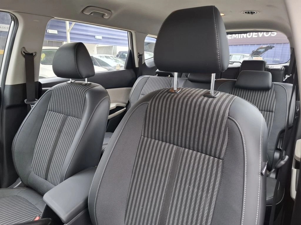 Kia Carens 1.5l Lx 4x2 6mt 5p año 2025