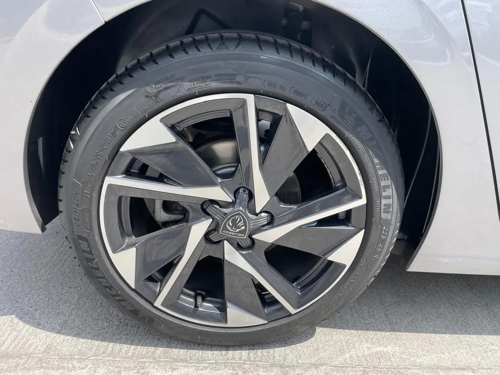 Peugeot 308 1.2 Allure Pack Puretech 130 4x2 Eat8 5p año 2024