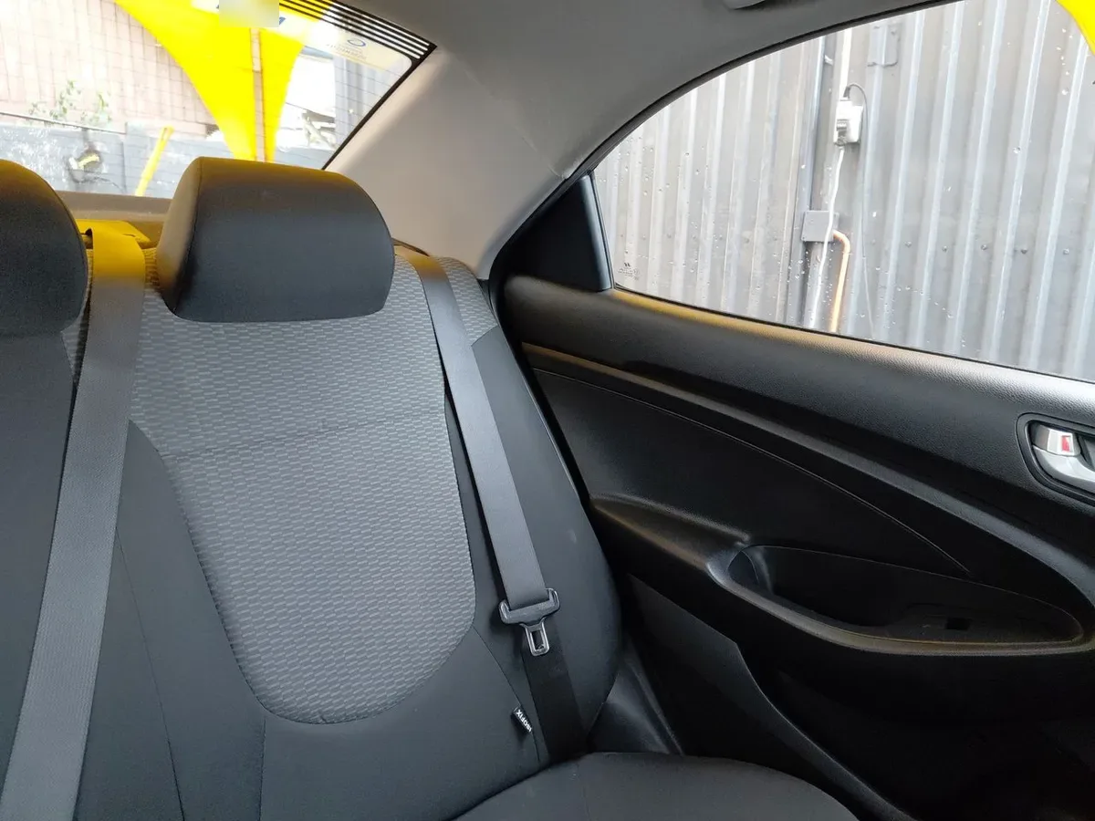 Hyundai Verna 1.4 Cb Plus 4x2 Mt5 4p año 2021