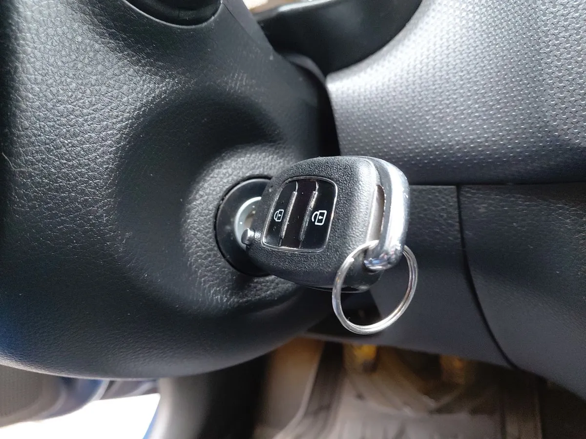Hyundai Verna 1.4 Cb Plus 4x2 Mt5 4p año 2021