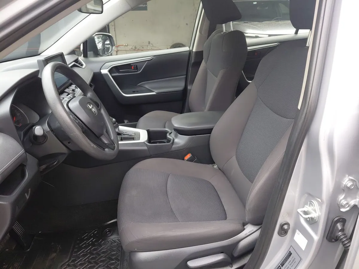 Toyota Rav 4 2.0 Le 4x2 Cvt At 5p año 2023