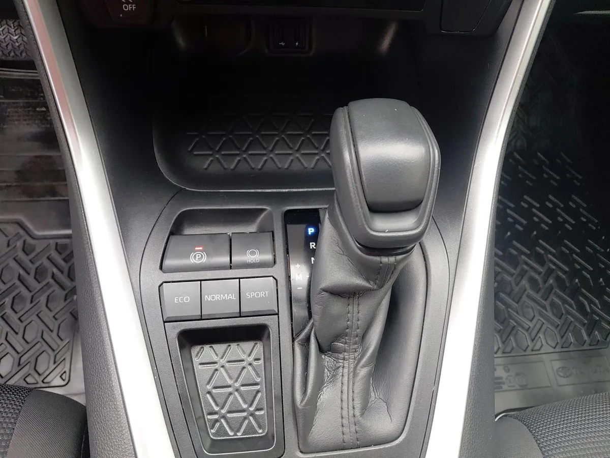 Toyota Rav 4 2.0 Le 4x2 Cvt At 5p año 2023