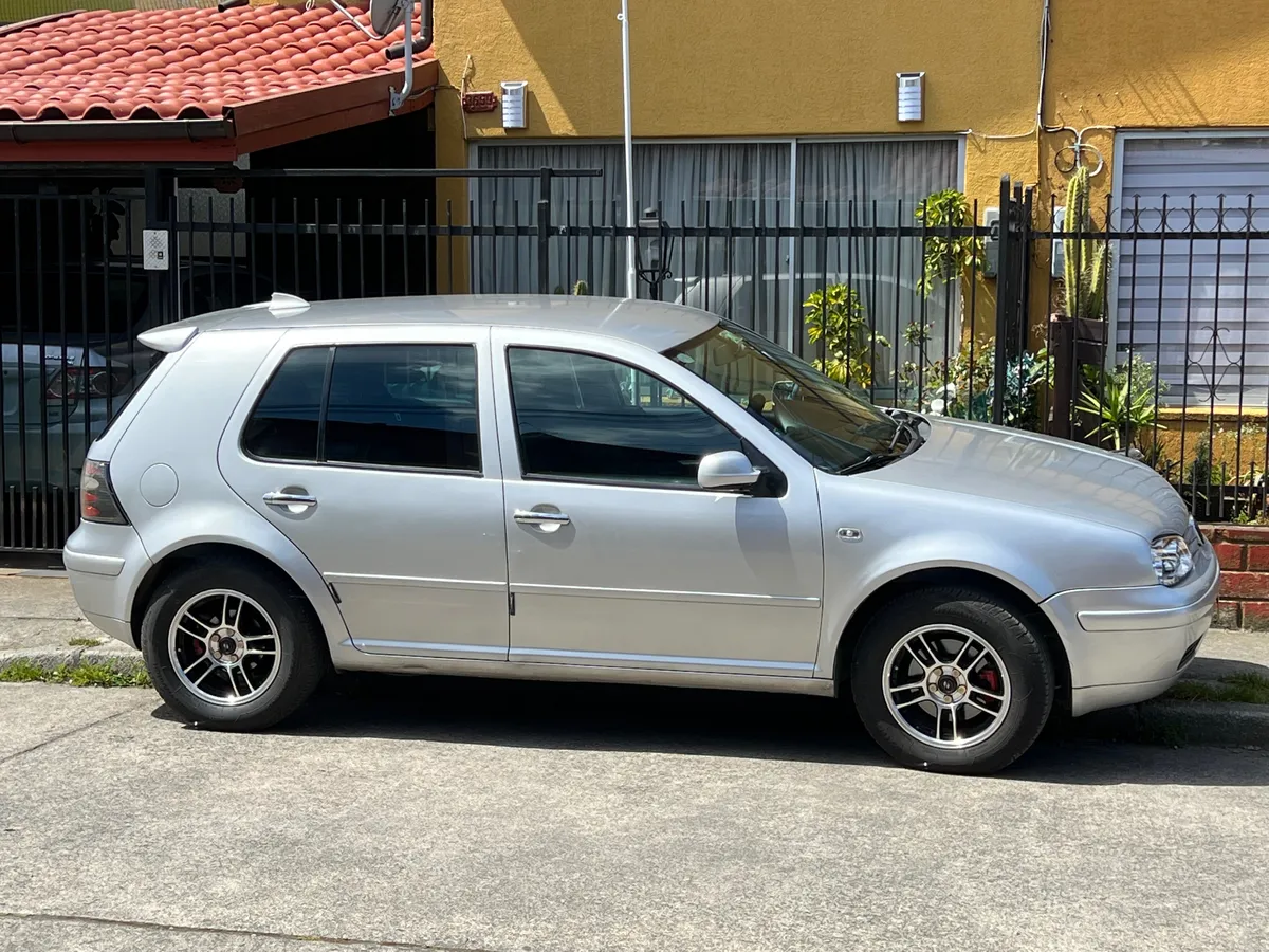 Volkswagen Golf 2.0 High Abs Mt año 2004