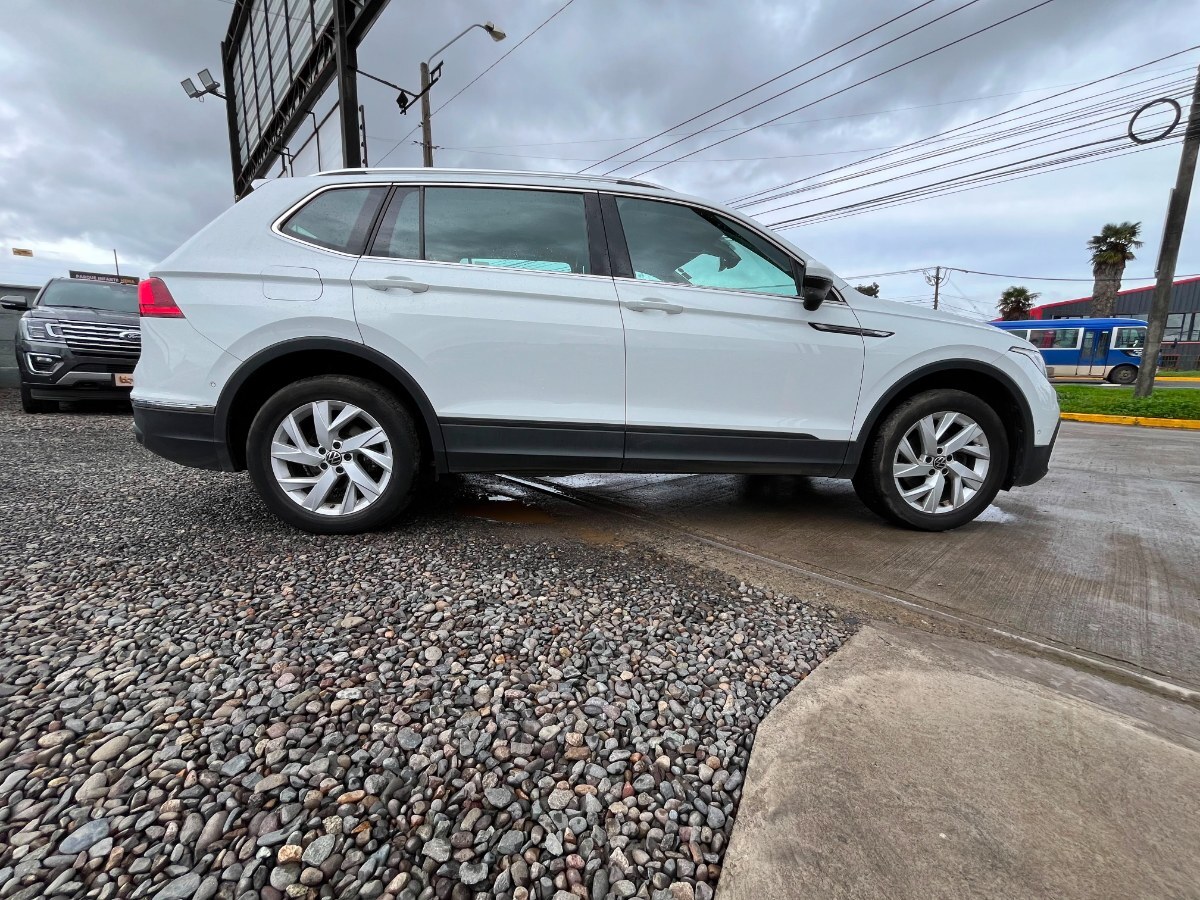 Volkswagen Tiguan Comfortline Tsi 4x2 1.4 Aut año 2022