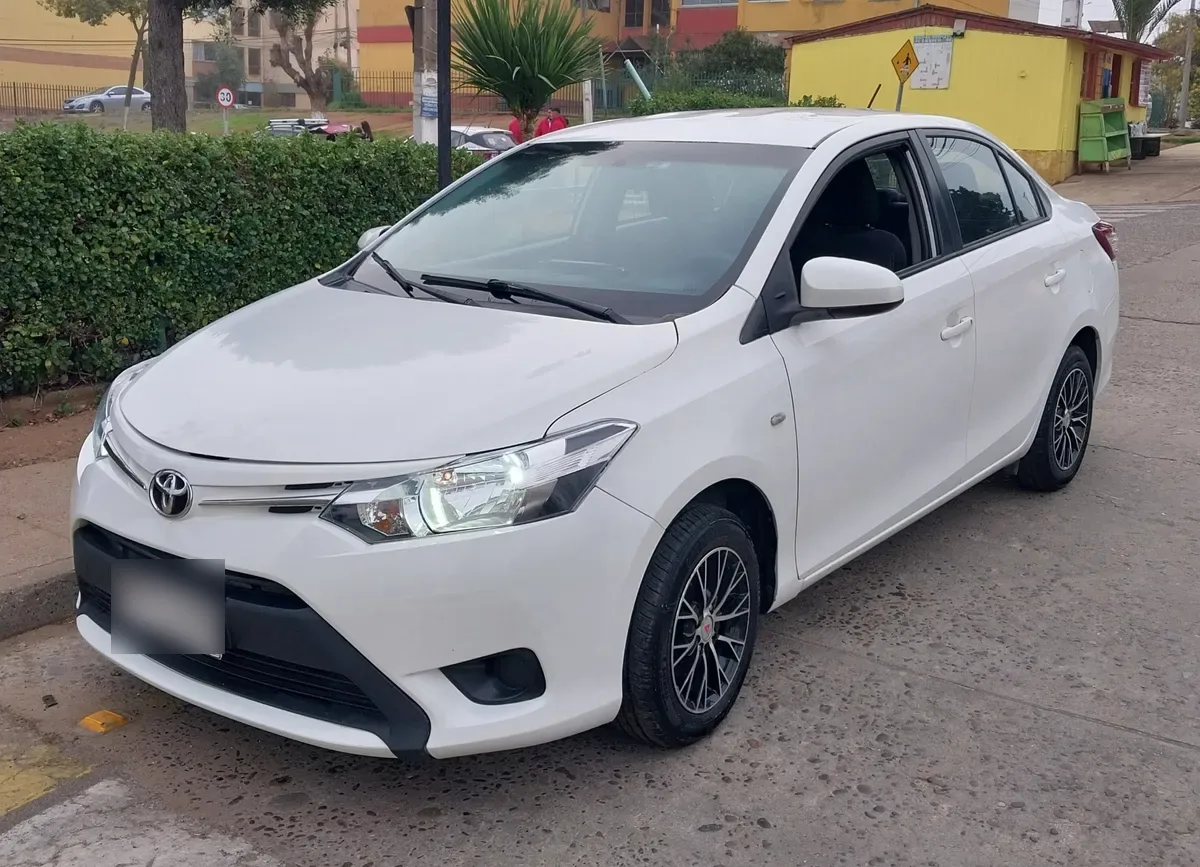 TOYOTA YARIS 1.5 Sedan Xli Mt año 2015