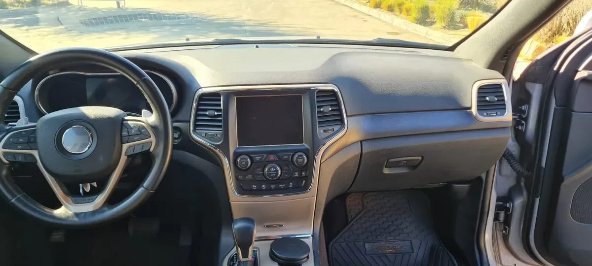 Jeep Grand Cherokee 3.6 Laredo V6 At 4x4 año 2017