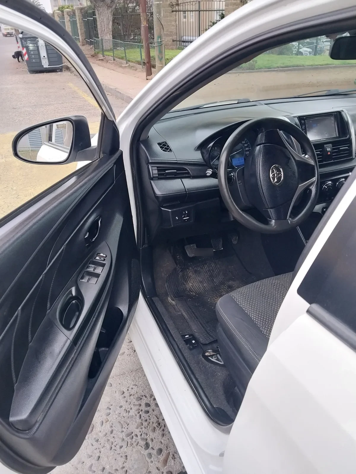TOYOTA YARIS 1.5 Sedan Xli Mt año 2015