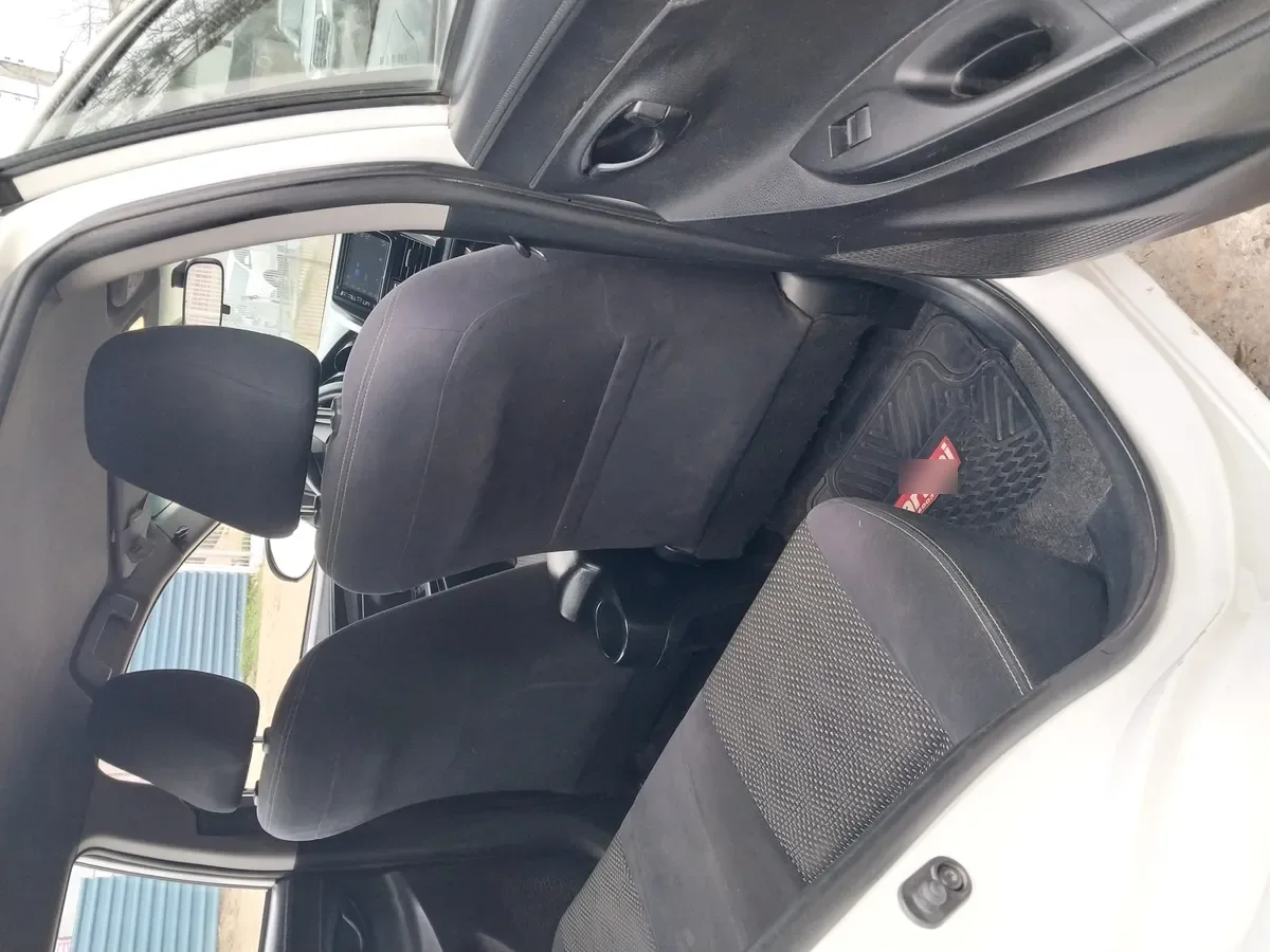 TOYOTA YARIS 1.5 Sedan Xli Mt año 2015