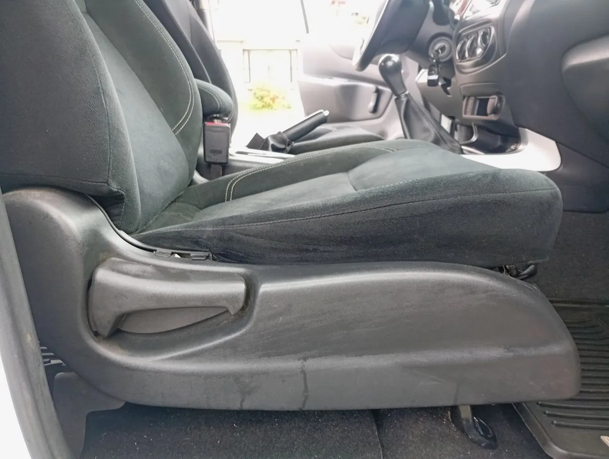Nissan Np300 2.5 S Dob. Cab. Mt 4p año 2018
