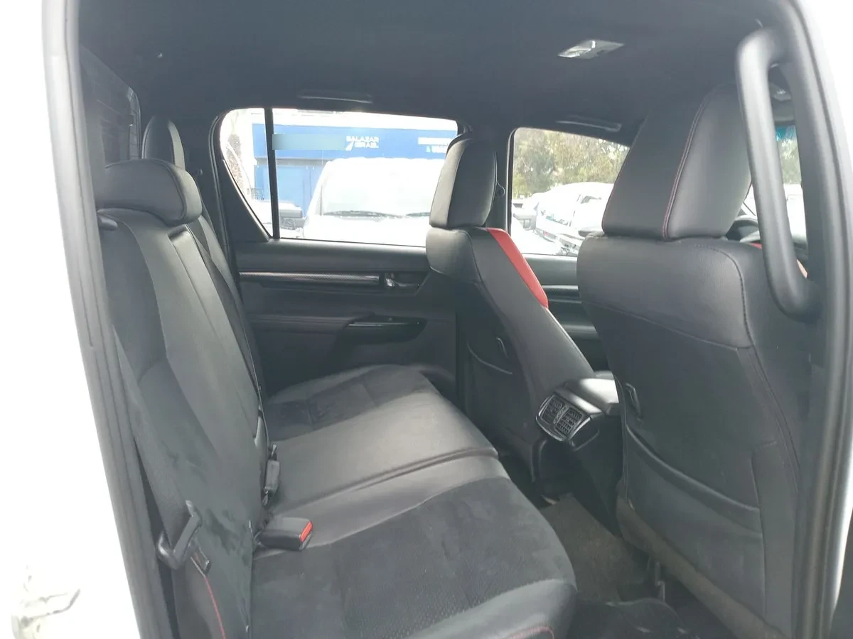 Toyota Hilux 2.8 Gr-S Diesel 4x4 Dob. Cab. At 4p año 2024