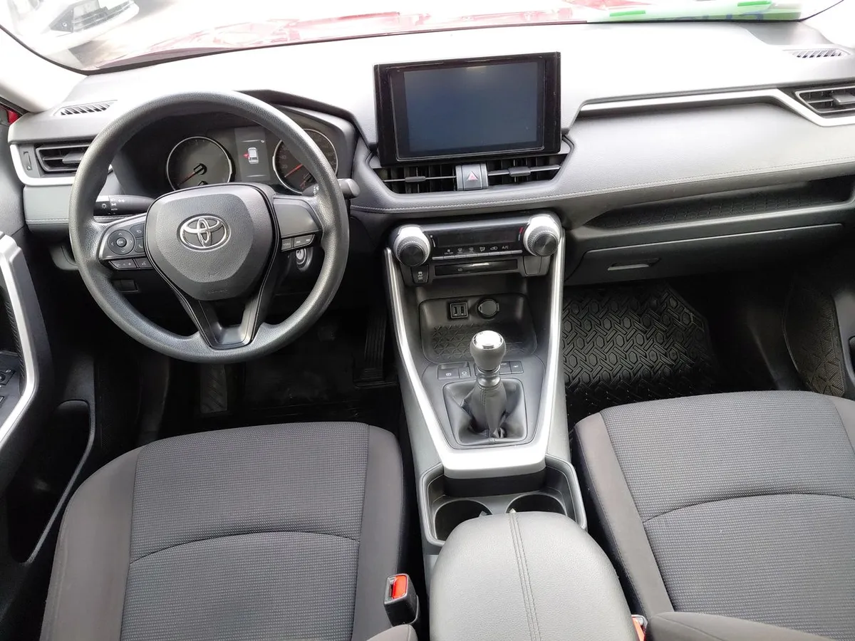 Toyota Rav 4 2.0 Le 4x2 Mt 5p año 2023