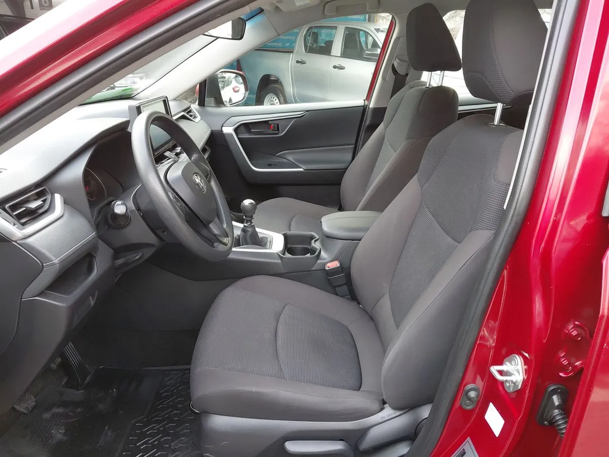 Toyota Rav 4 2.0 Le 4x2 Mt 5p año 2023