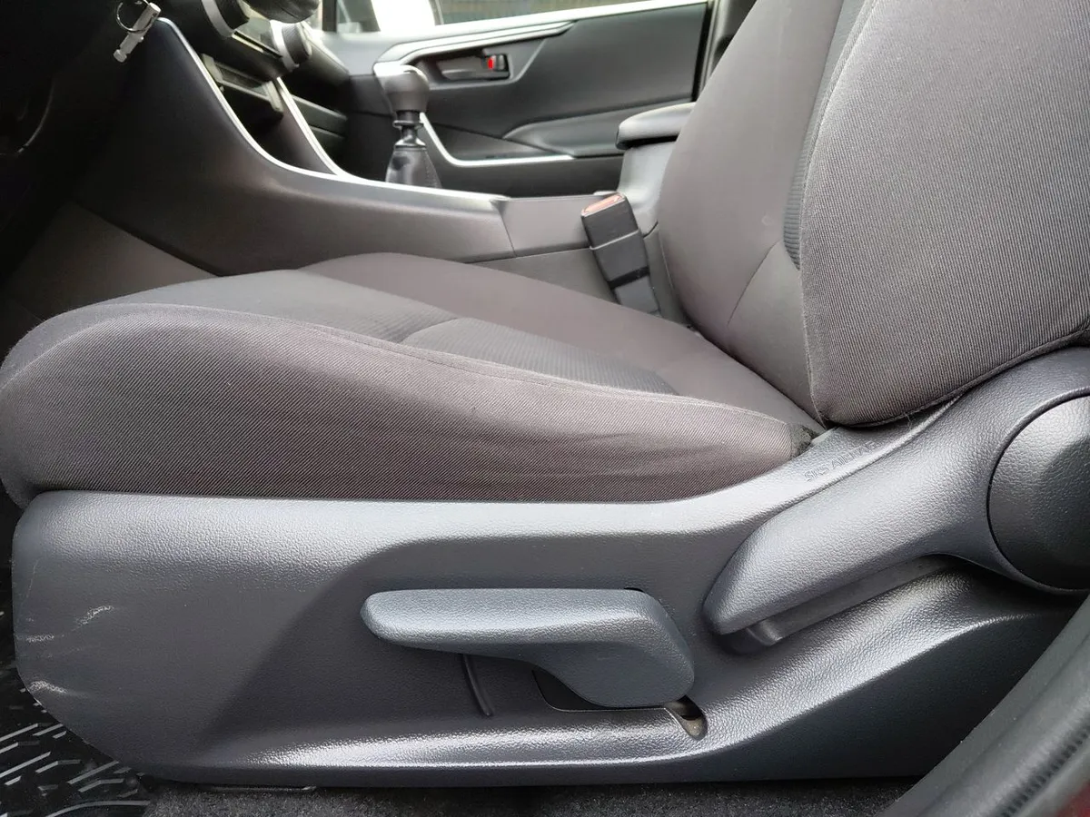 Toyota Rav 4 2.0 Le 4x2 Mt 5p año 2023