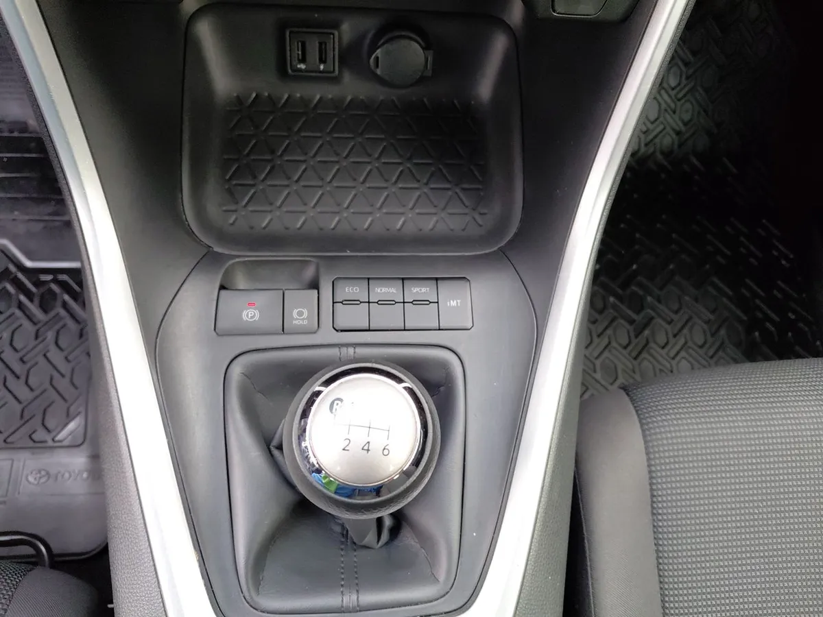 Toyota Rav 4 2.0 Le 4x2 Mt 5p año 2023
