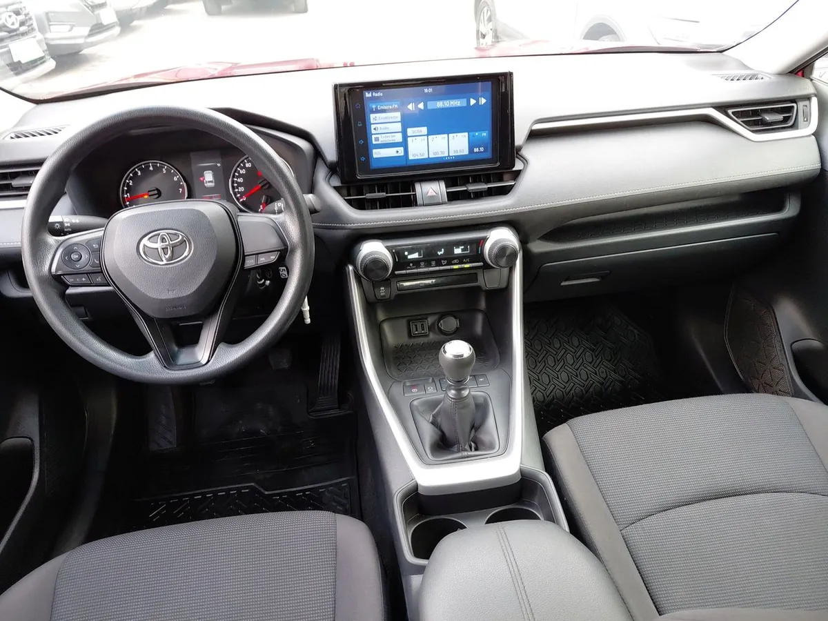 Toyota Rav 4 2.0 Le 4x2 Mt 5p año 2023