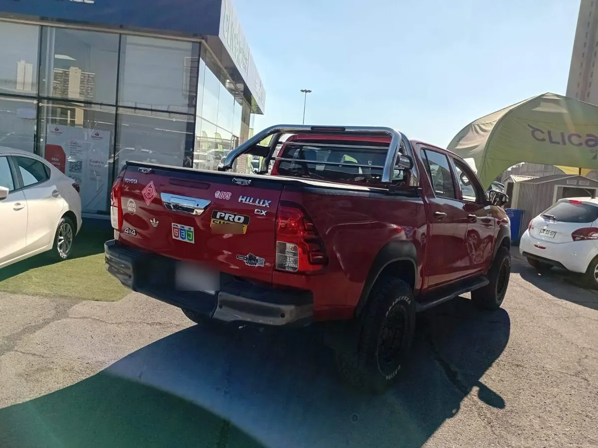 Toyota Hilux 2.4 Dx Diesel 4x4 Dob. Cab. 7ab Mt 4p año 2023