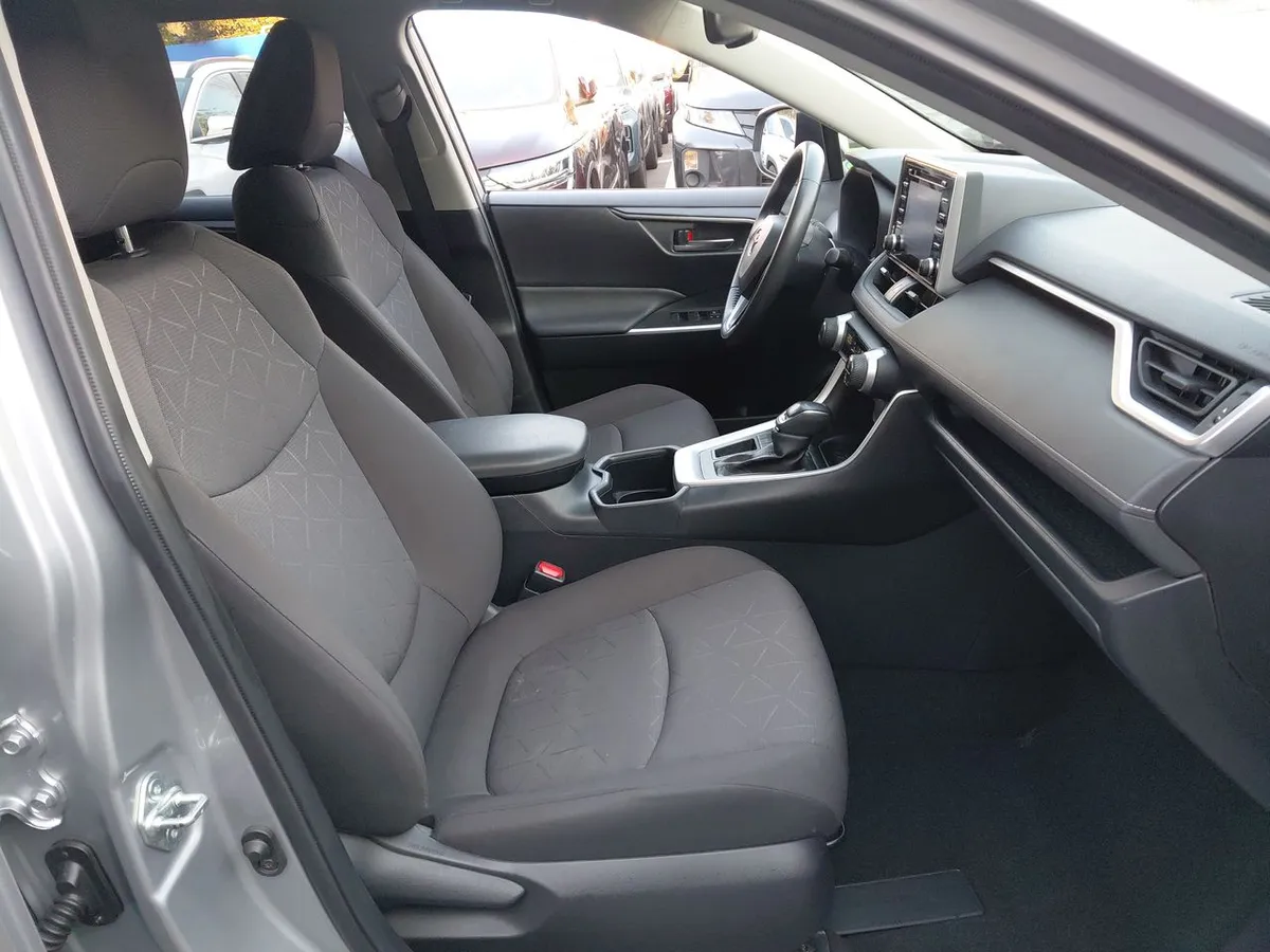 Toyota Rav 4 2.5 Xle 4x2 At 5p año 2022