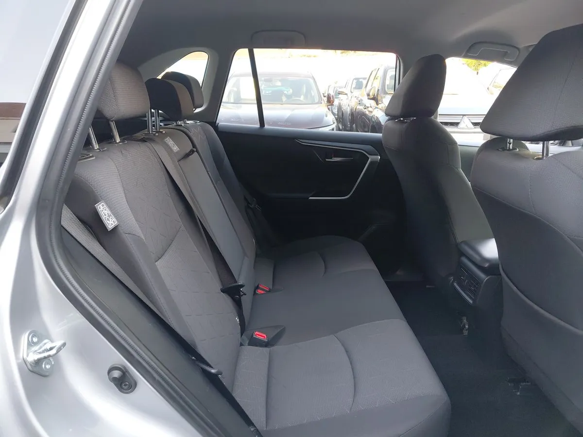 Toyota Rav 4 2.5 Xle 4x2 At 5p año 2022