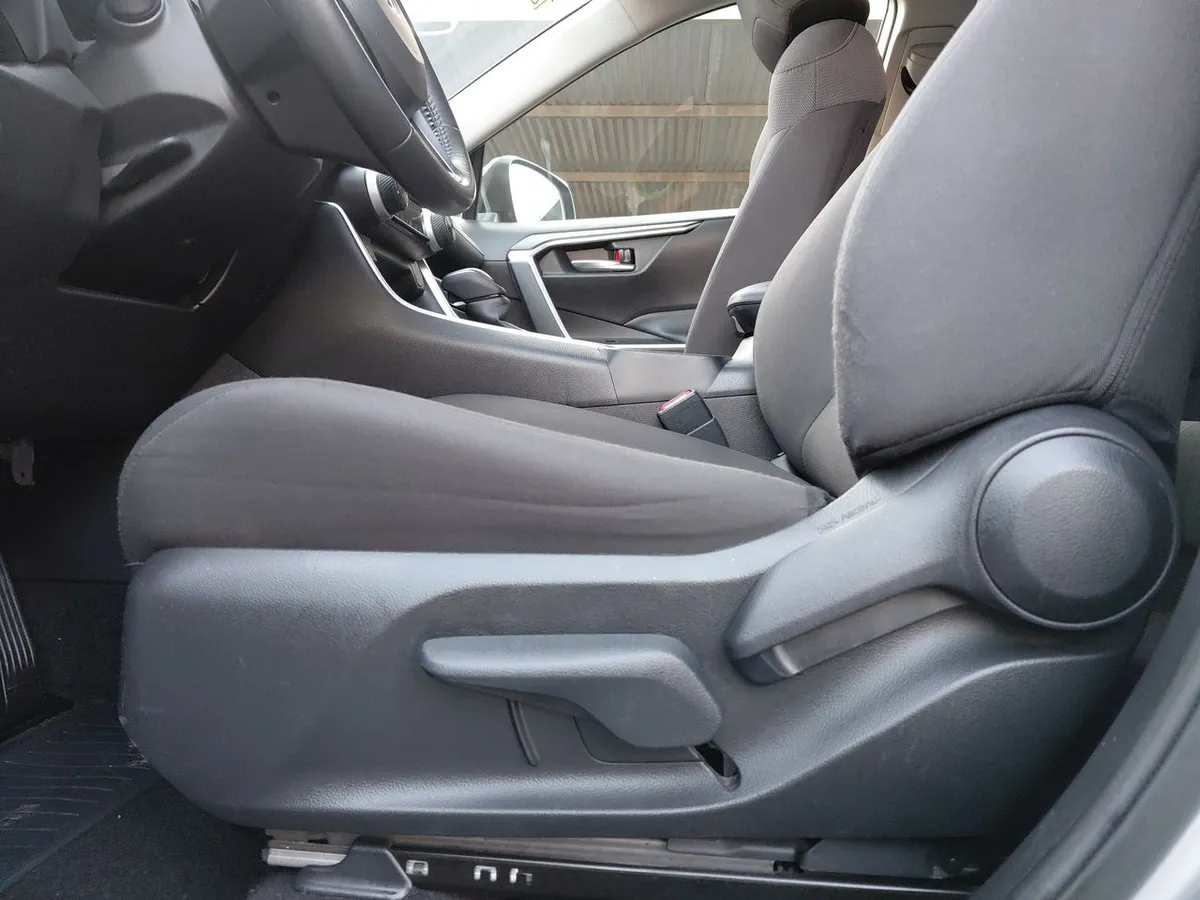 Toyota Rav 4 2.5 Xle 4x2 At 5p año 2022