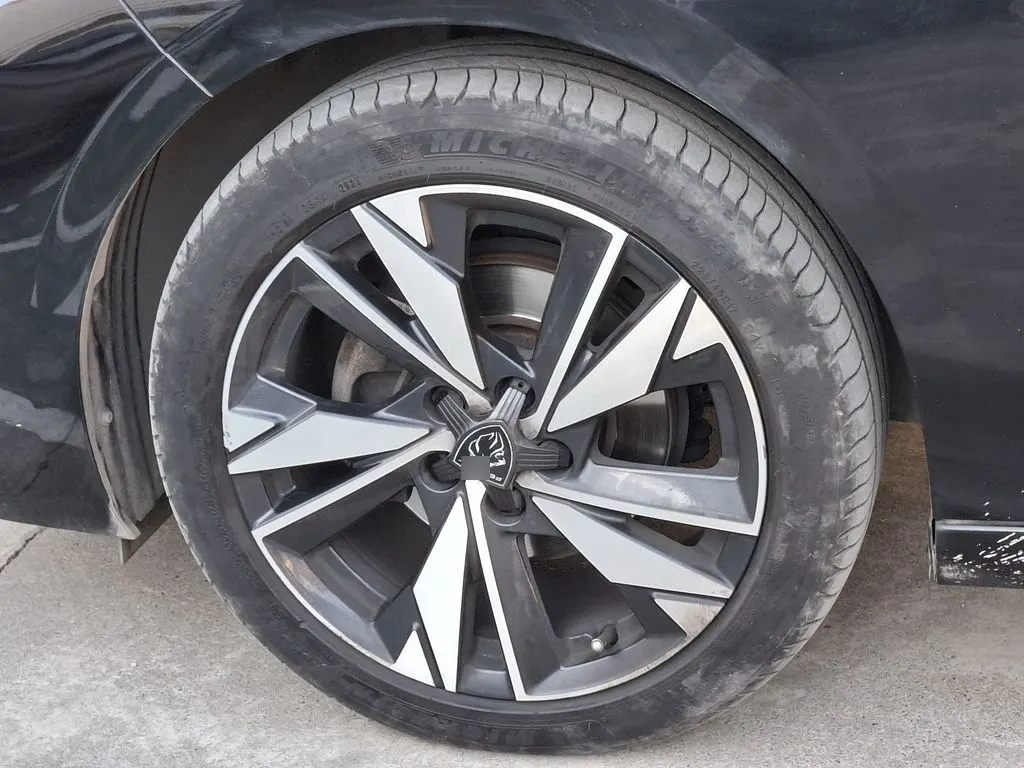 Peugeot 308 1.2 Allure Pack Puretech 130hp At año 2024