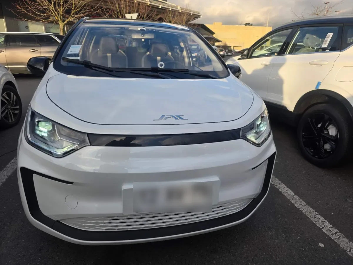 JAC E-Js1 Electrico Luxury 4x2 At 5p año 2025