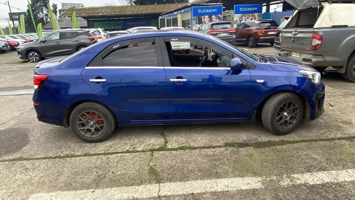 Kia Soluto 1.4 Lx 4x2 E6 Mt 4p año 2023