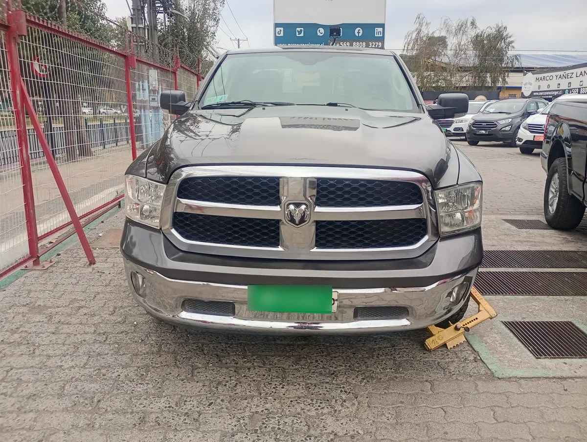 DODGE RAM 5.7 Crew Laramie 4x4 Hemi At año 2014