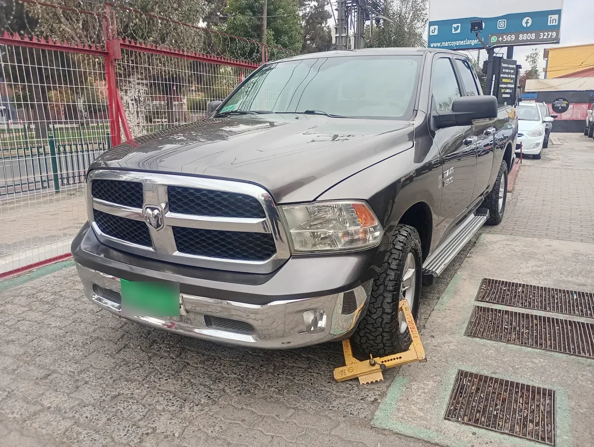 DODGE RAM 5.7 Crew Laramie 4x4 Hemi At año 2014