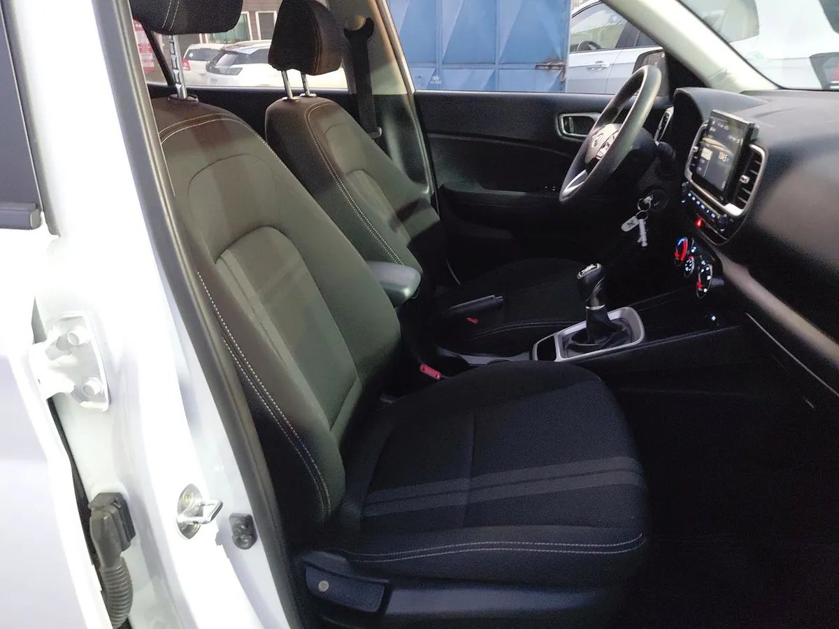 Hyundai Venue 1.6 Qx Plus 4x2 Mt 5p año 2023