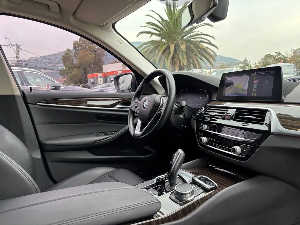 BMW 520 2.0 Executive 4x2 At 4p año 2020