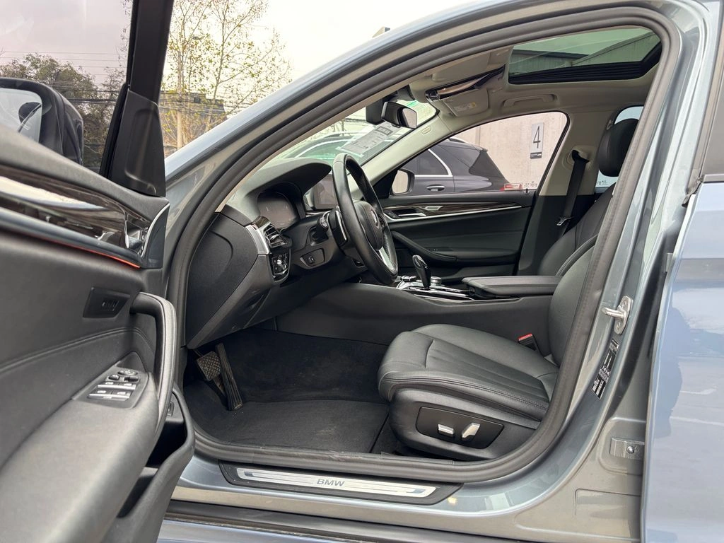 BMW 520 2.0 Executive 4x2 At 4p año 2020