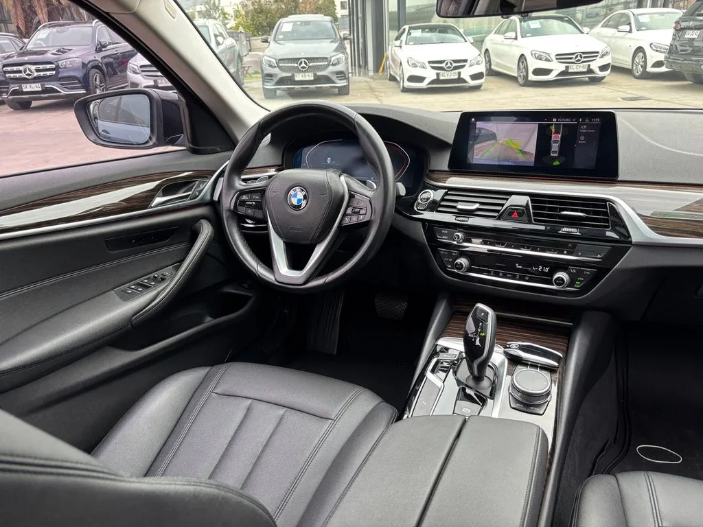BMW 520 2.0 Executive 4x2 At 4p año 2020