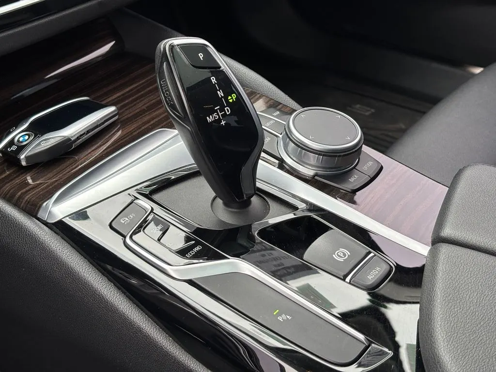 BMW 520 2.0 Executive 4x2 At 4p año 2020