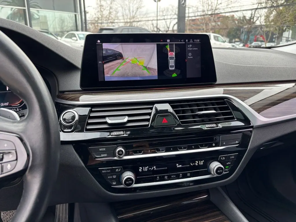 BMW 520 2.0 Executive 4x2 At 4p año 2020
