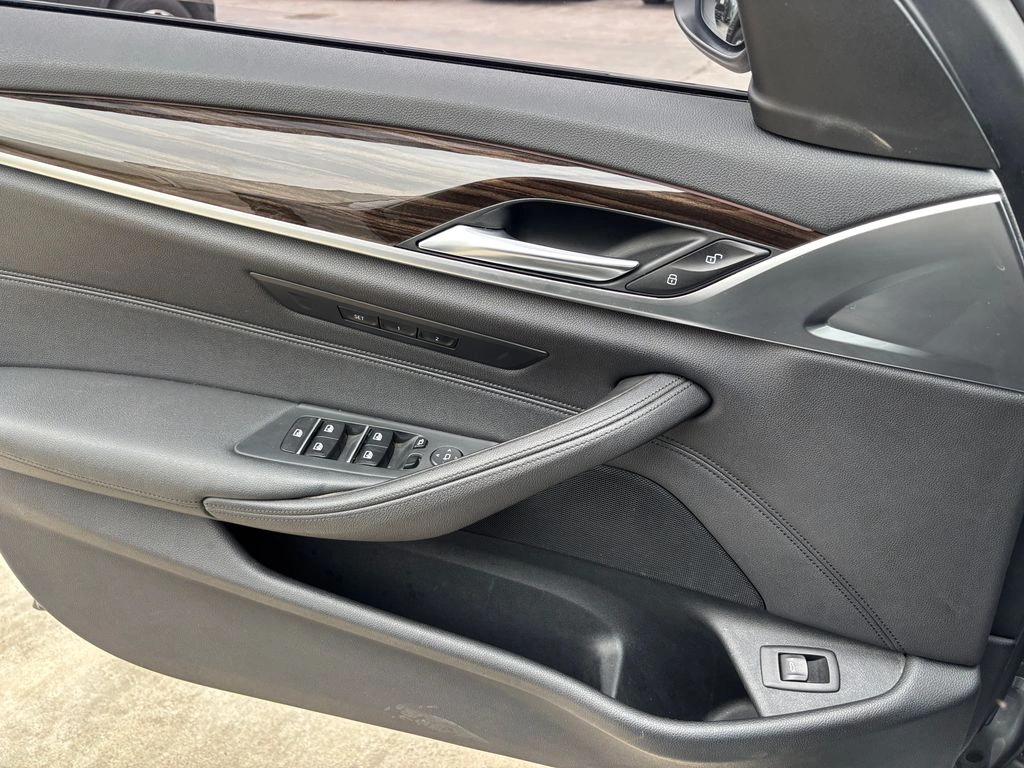 BMW 520 2.0 Executive 4x2 At 4p año 2020
