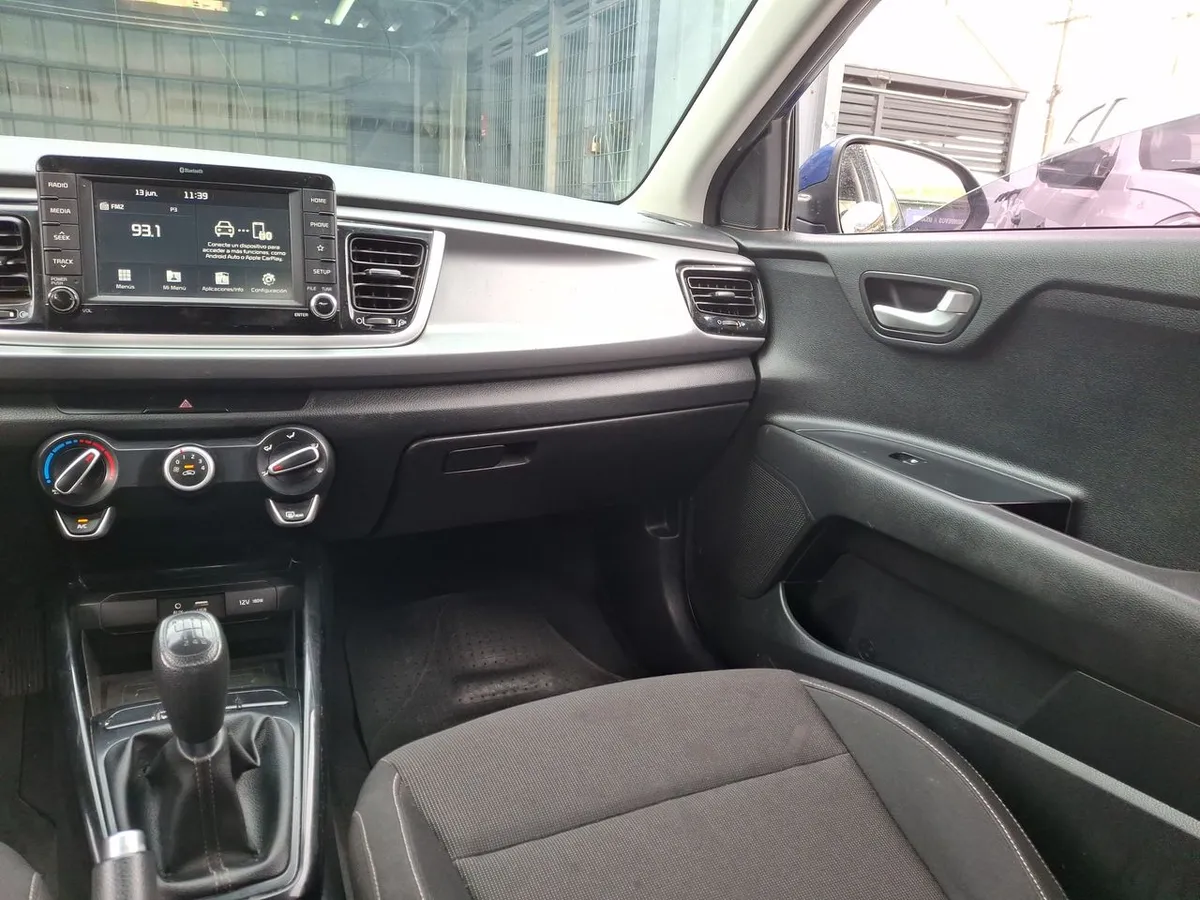 Kia Rio 5 1.4 Ex 4x2 Ac Ci 6mt 5p año 2021