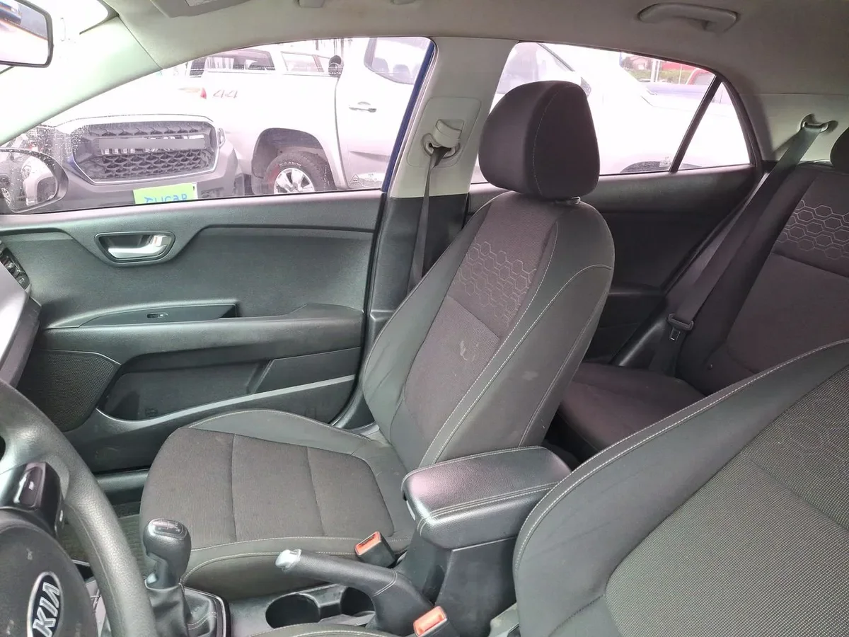 Kia Rio 5 1.4 Ex 4x2 Ac Ci 6mt 5p año 2021