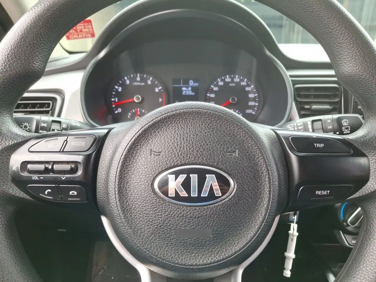 Kia Rio 5 1.4 Ex 4x2 Ac Ci 6mt 5p año 2021