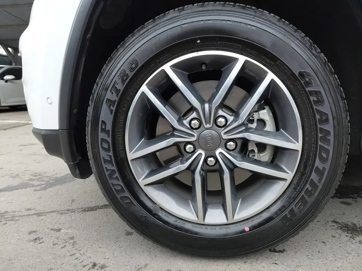 Jeep Grand Cherokee 3.6 Laredo 4x2 At 5p año 2019