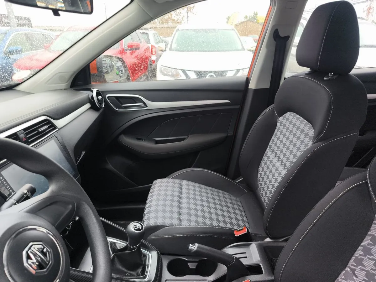 MG Mg Zs 1.5 Std Plus 4x2 Mt 5p año 2024