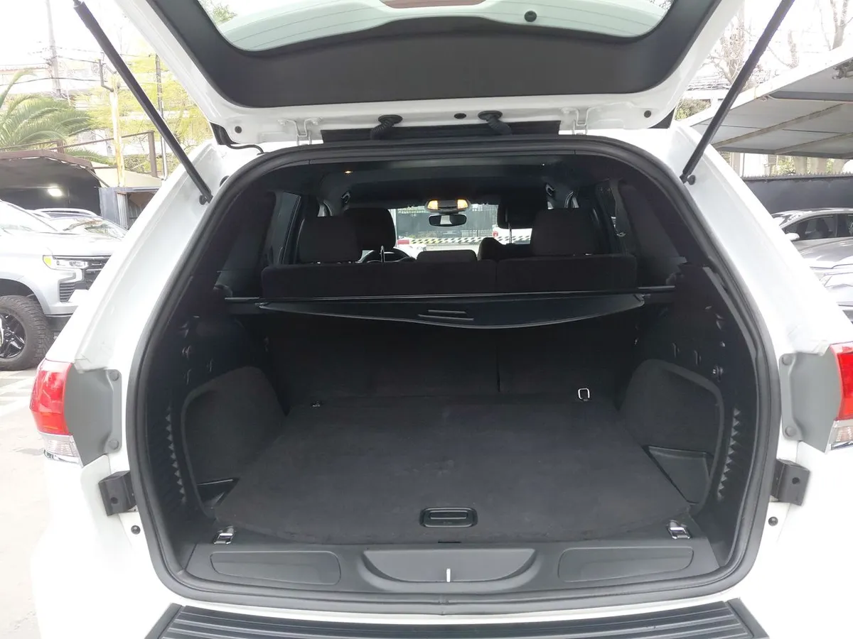 Jeep Grand Cherokee 3.6 Laredo 4x2 At 5p año 2019