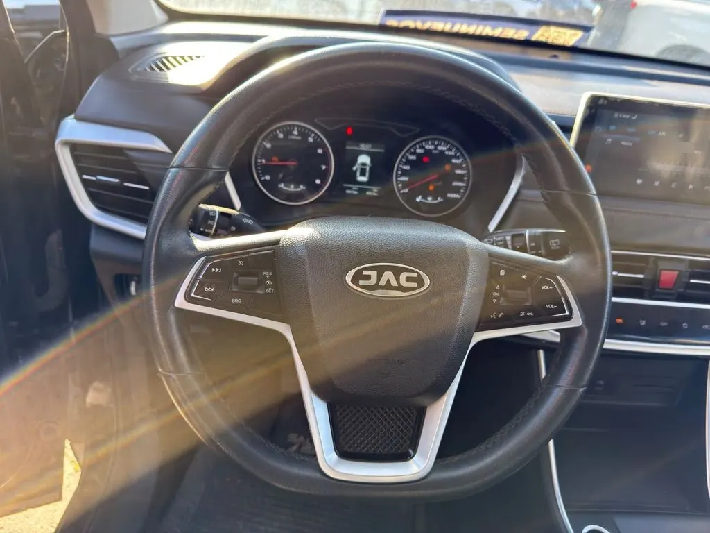 JAC Js8 1.5 Luxury Se 4x2 6mt 5p año 2023