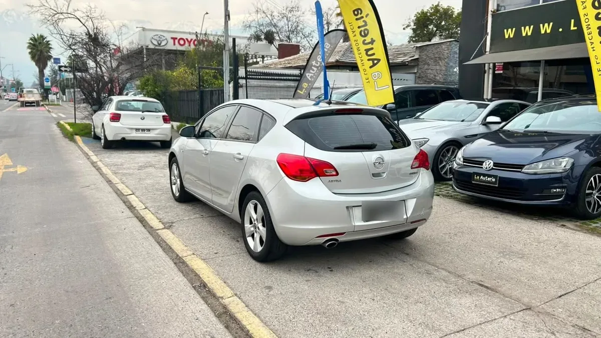 Opel Astra Enjoy Hb 1.6 Mt 5p año 2013