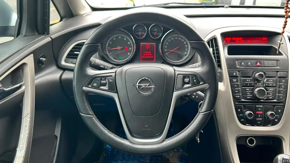 Opel Astra Enjoy Hb 1.6 Mt 5p año 2013