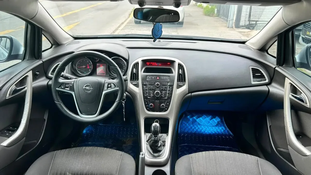 Opel Astra Enjoy Hb 1.6 Mt 5p año 2013