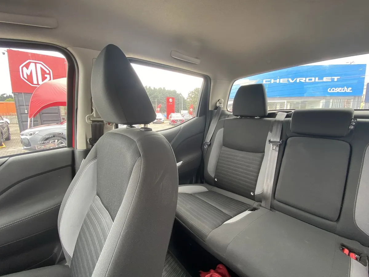 Nissan Navara 2.3d Xe Diesel 4x2 Dob.cab. Mt 4p año 2024