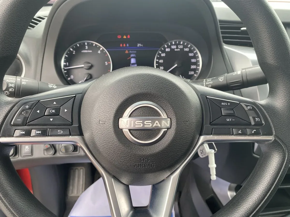 Nissan Navara 2.3d Xe Diesel 4x2 Dob.cab. Mt 4p año 2024