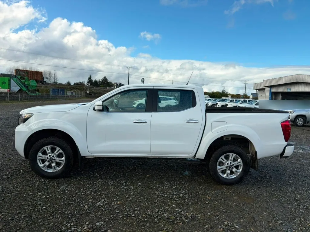 Nissan Navara D Cab Mt 4x4 2.3 Xe año 2023