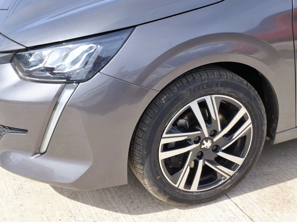 Peugeot 208 208 Allure Pack Puretech 130 Eat8 año 2023