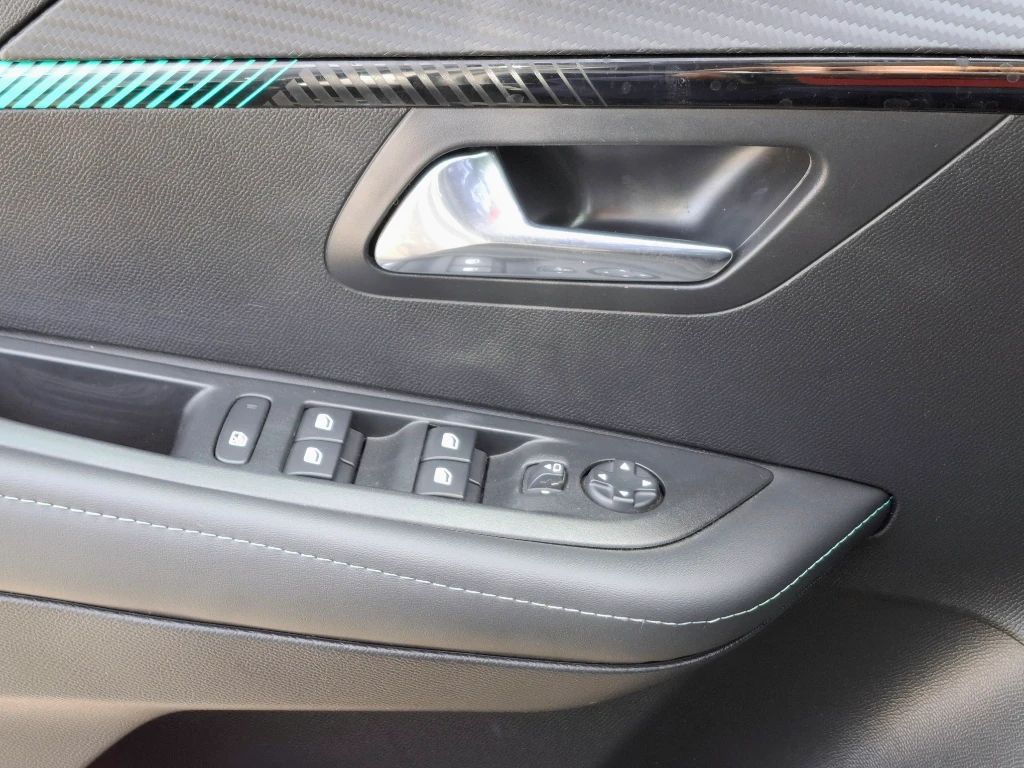 Peugeot 208 208 Allure Pack Puretech 130 Eat8 año 2023